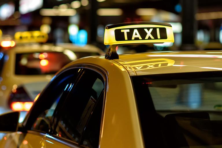 taksówki w rzędzie nocą